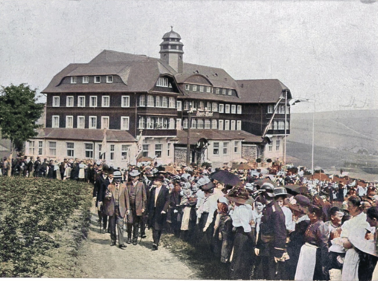 Das Sporthotel wurde um 1911 direkt am Fuße des Fichtelberges im Reform-Stil errichtet. Die Architekten waren E. Baschant, C. E. Böhm und Paul Burghardt.