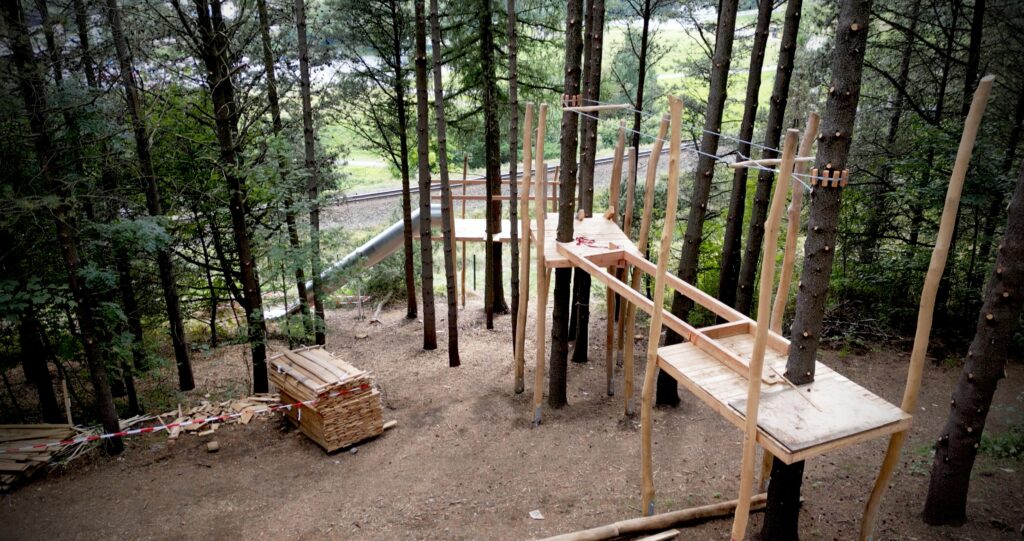 Oberwiesenthal wächst um eine Attraktion: Ein Niedrigseilgarten entsteht im stadtnahen Waldgebiet unterhalb des Sparingberges und lädt schon bald Einheimische wie Gäste zum spielerischen Naturerlebnis ein.