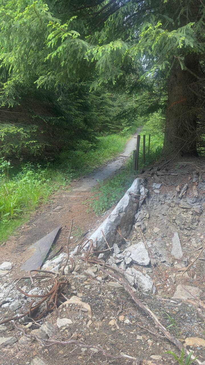 Begonnener Rückbau an der alten Rennschlittenbahn am Fichtelberg im Juni 2026.